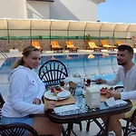 Aparthotel California 4*
